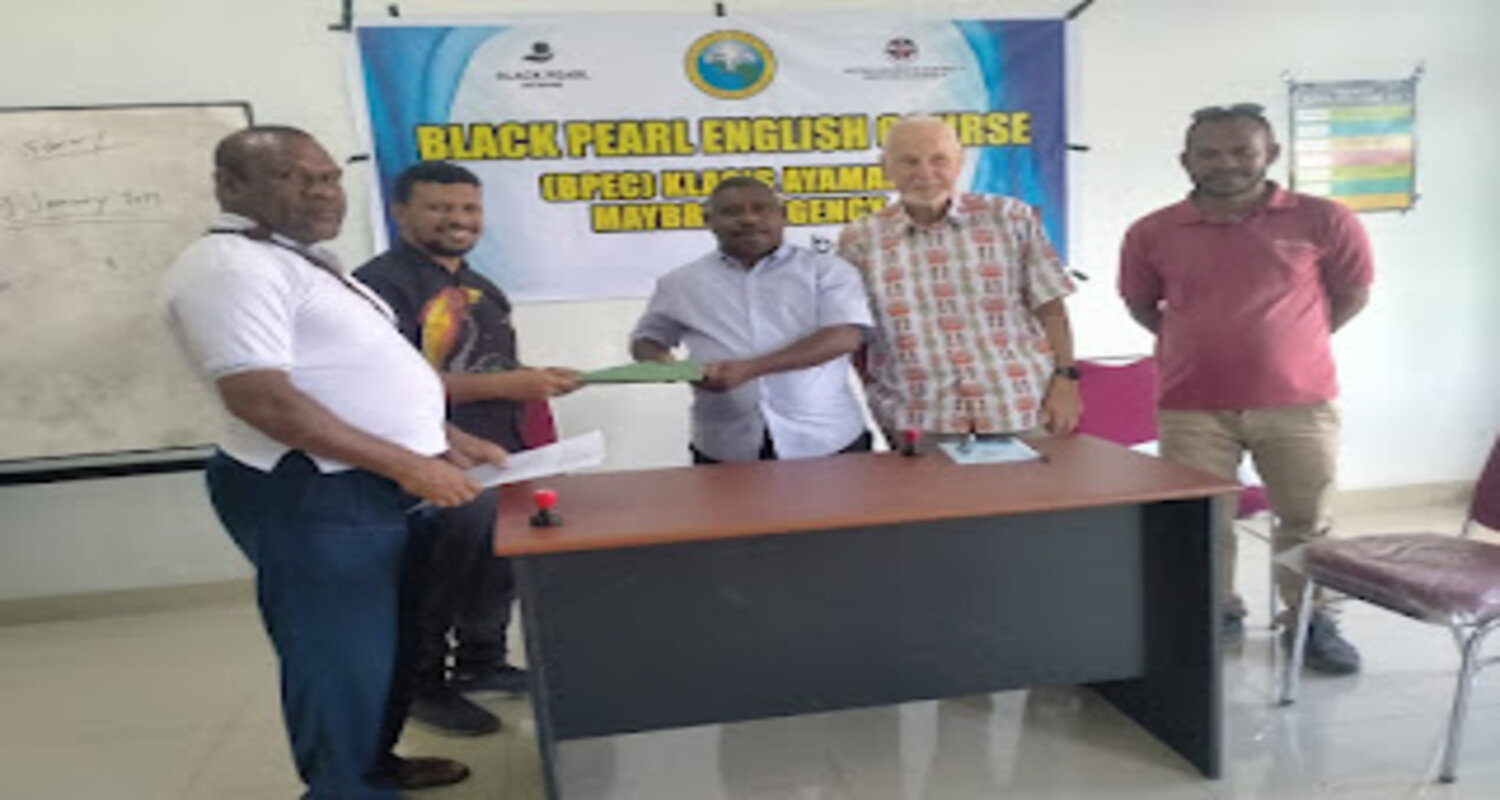 HARAPAN BARU UNTUK ANAK-ANAK PAPUA! KELAS BLACK PEARL ENGLISH COURSE RESMI DIBUKA DI AYAMARU