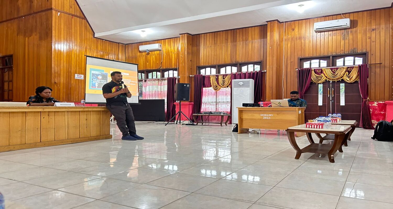 FRED BUNDAH (DIREKTUR YMH PAPUA, LPDP–ADELAIDE) MEMAPARKAN ALUR PENDAFTARAN DAN TRIK ESAI LPDP DI NABIRE